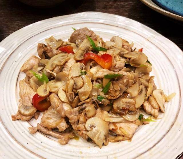 
美食推荐：口蘑炒肉片 茄汁儿童肉丸 茄子焖面 酸辣肘片做法‘星空体育APP网站’(图3)