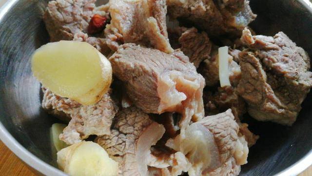 星空体育APP-
好吃的牛肉只要加这两种提味料炖煮牛肉酱香浓郁牛肉味十足不油腻(图22)